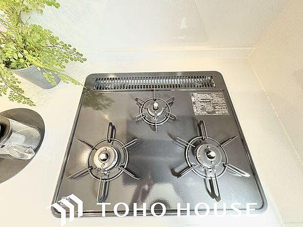 忙しいときでも一度にたくさんの料理が作れる3口コンロ。使い勝手の良さを考えました。