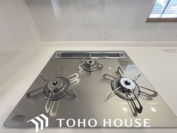 忙しいときでも一度にたくさんの料理が作れる3口コンロ。使い勝手の良さを考えました。