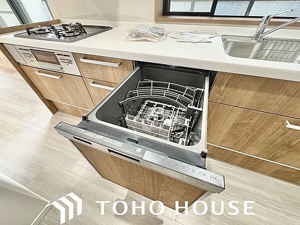 ビルトイン食洗機は作業台が広く使え、見た目もスッキリ。節水や節電も充実して家事の手助けをしてくれます。