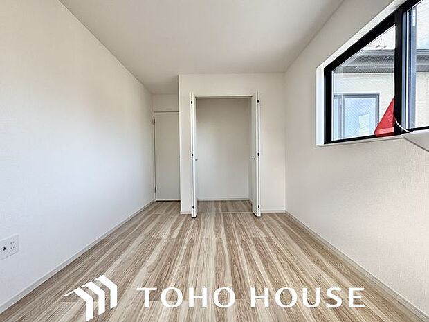 各部屋を最大限に広く使って頂ける様、全居住スペースに収納付。プライベートルームはゆったりと快適に。