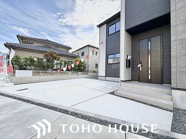 住まいの顔となる玄関は、落ち着きと華やぎの満ちた空間に。ご家族の「行ってきます」「ただいま」を見守り続けます。
