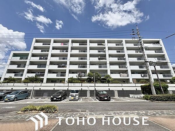 爽やかな青空の下に贅沢なほどに降り注ぐ陽光、豊かな居住性。クオリティが見事に調和した住空間。