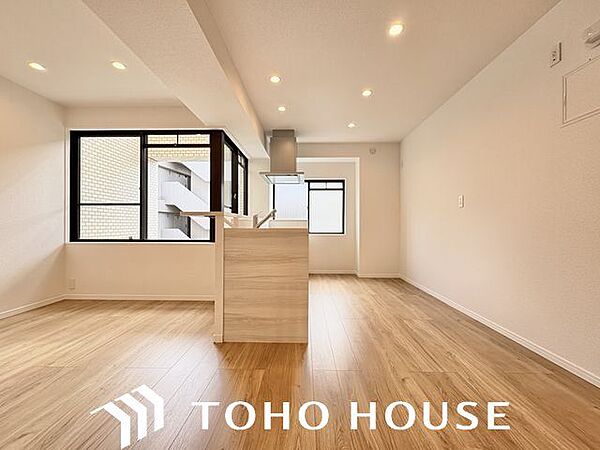 家族の温かさと陽光の暖かさ、楽しい毎日と明るい未来を予感させる「空間が織り成すひとつ先の住み心地」