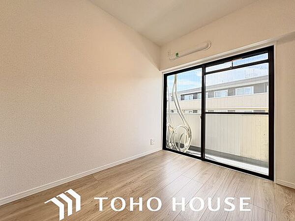 住まう方自身でカスタマイズして頂けるように「シンプル」にデザインされた室内。
