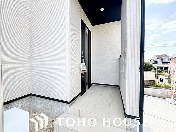 玄関はお家の顔としてすっきりとした素敵な空間に。印象のよい玄関は爽やかな住まいへの入り口です。