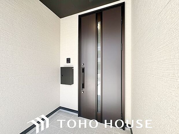 毎日出入りに使う玄関は外出する時は爽やかに、帰宅するときはホッとする落ち着いた空間へ。