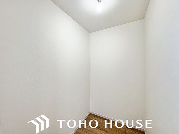 ウォークインクロゼットで満足の収納力。