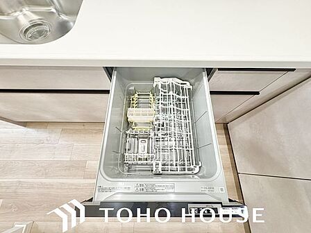 ビルトイン食洗機は作業台が広く使え、見た目もスッキリ。節水や節電も充実して家事の手助けをしてくれます。