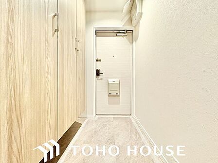 毎日出入りに使う玄関は外出する時は爽やかに、帰宅するときはホッとする落ち着いた空間へ。