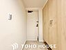 玄関：帰るのが楽しみになる、そんなぬくもり溢れる生活はこのお部屋から。