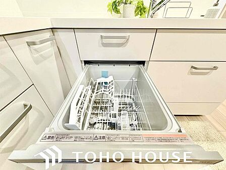 食器を洗っている間にお掃除など、様々なシーンで家事の時短に役立つビルトイン食洗機。