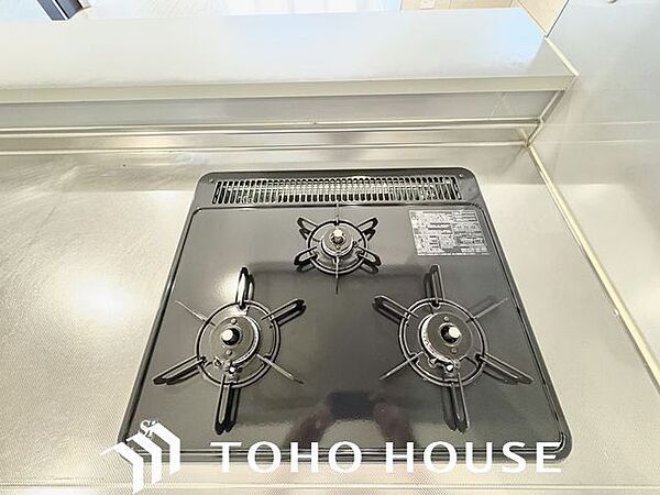 忙しいときでも一度にたくさんの料理が作れる3口コンロ。使い勝手の良さを考えました。
