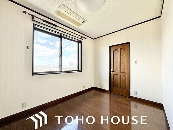 朝日が差し込む窓、早起きが楽しみになります。