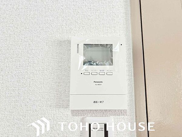 モニター画面で訪問者の顔を確認しながら会話ができる、不審者対策にも有効なインターホンです。