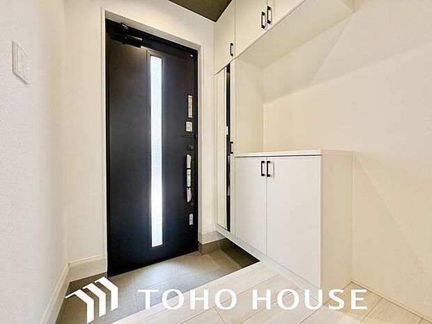 玄関はお家の顔としてすっきりとした素敵な空間に。印象のよい玄関は爽やかな住まいへの入り口です。