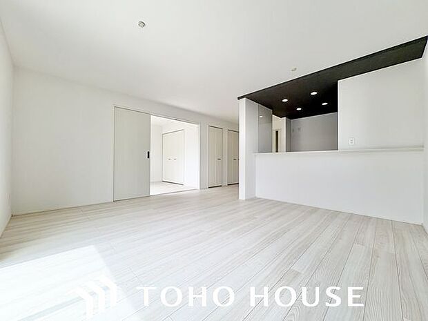 ナチュラルな木目調の床から木のぬくもりを感じられる広々とした17.5帖のリビングルーム。