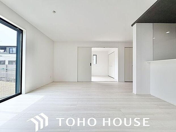家族の温かさと陽光の暖かさ、楽しい毎日と明るい未来を予感させる「空間が織り成すひとつ先の住み心地」
