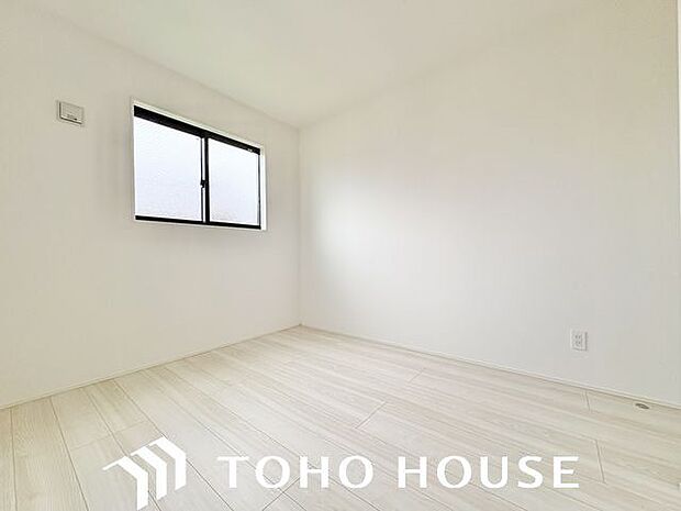 朝日が差し込む窓、早起きが楽しみになります。