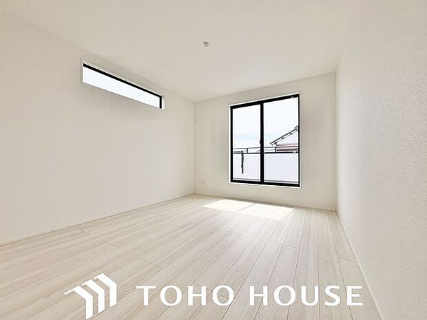 大きな窓からたっぷりと陽光が注がれる明るい空間。一日の疲れを癒してくれる洋室。時を忘れて過ごす空間。