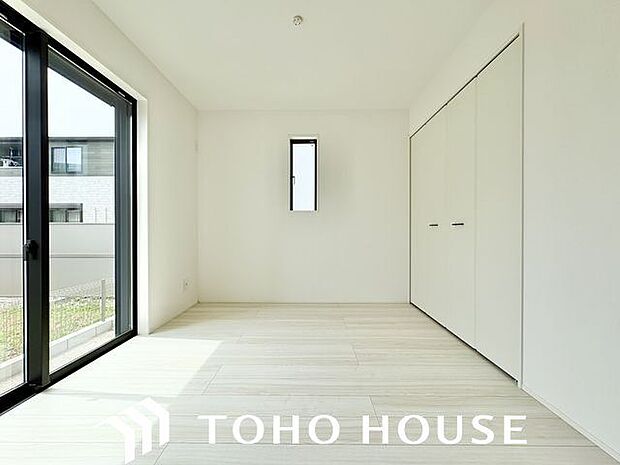 開口部が広くたくさんの陽を取り入れます。窓を開ければ気持ちよい風が舞い込んできて開放的な空間を演出。