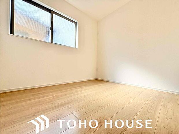 住まう方自身でカスタマイズして頂けるように「シンプル」にデザインされた室内。