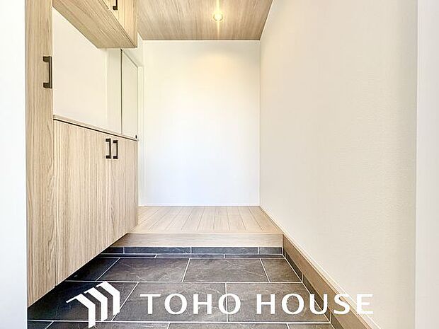 ただいまと叫びたくなるような玄関は毎日の行き帰りで使う空間。明るく迎えてくれるお部屋は嬉しいですね。