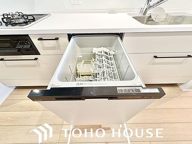 ビルトイン食洗機は作業台が広く使え、見た目もスッキリ。節水や節電も充実して家事の手助けをしてくれます。
