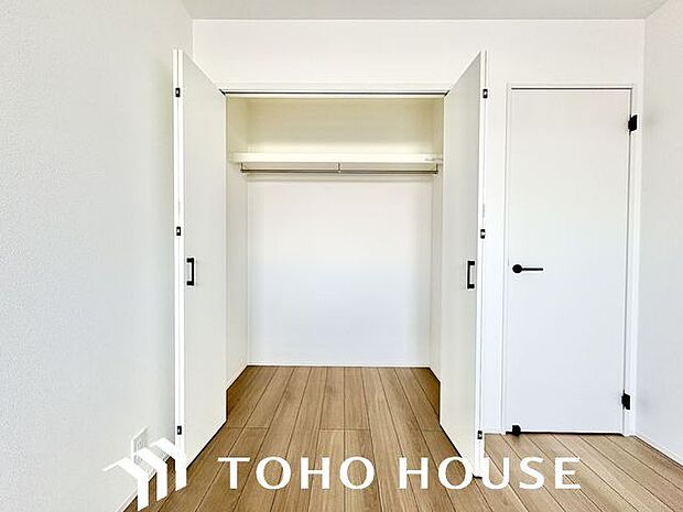 充分な収納スペースを確保。居室内に余計な家具を置く必要がないので、シンプルですっきりとした暮らし。