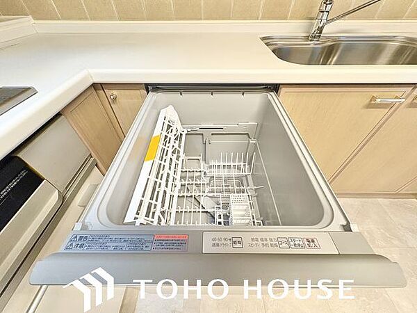ビルトイン食洗機は作業台が広く使え、見た目もスッキリ。節水や節電も充実して家事の手助けをしてくれます。