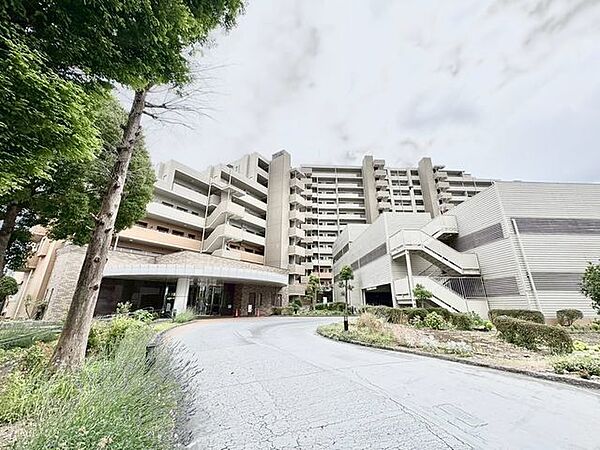 毎日を心地よいと感じられる理想的な暮らしをデザイン。落ち着きのある上質な空間へといざないます。