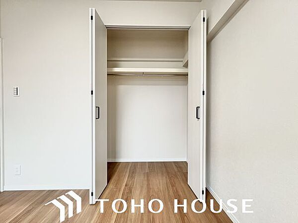 スーツやドレス、ロングコートなどの衣類はもちろん、季節の生活用品やスーツケースもしっかり収納できます。