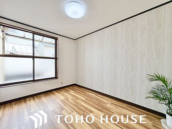 居心地のいい暮らしには欠かせない眩い採光。ゆったりとした幅の窓からこの空間に降り注ぐ採光が絶えません。