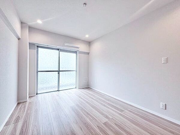 大きな窓からたっぷりと陽光が注がれる明るい空間。