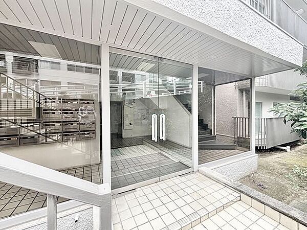 白の外壁が爽やかなアプローチは、親しみやすく帰宅の度にホッとさせてくれる温かい雰囲気です。