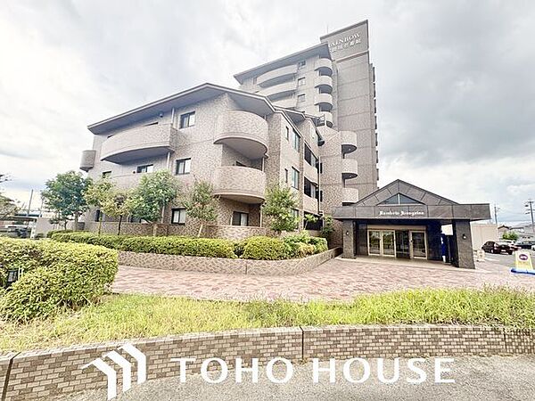 爽やかな青空の下に贅沢なほどに降り注ぐ陽光、豊かな居住性。クオリティが見事に調和した住空間。