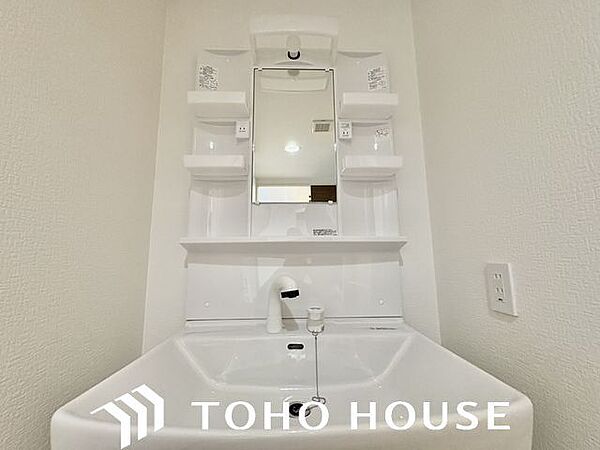 清潔感のある色合いのプライベート空間は、身だしなみチェックや肌のお手入れに最適です。