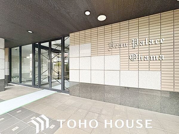 お洒落なマンション名のプレートは華やいだ気分を演出し、訪れる方を優雅な空間へと導いてくれます。