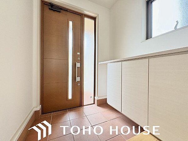 毎日出入りに使う玄関は外出する時は爽やかに、帰宅するときはホッとする落ち着いた空間へ。