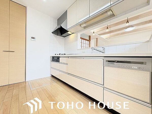 ホワイトを基調とした清潔感のあるキッチン。使い勝手の良い設備のキッチンで効率よくお料理ができます。
