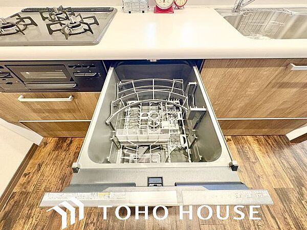 ビルトイン食洗機は作業台が広く使え、見た目もスッキリ。節水や節電も充実して家事の手助けをしてくれます。
