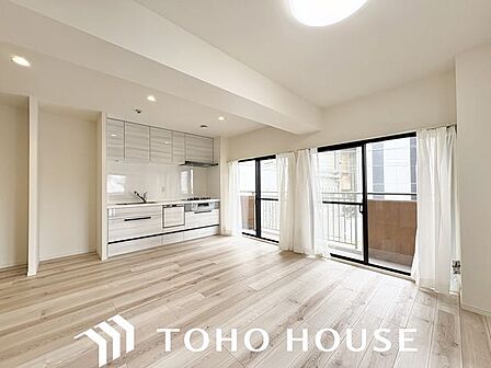 家族の温かさと陽光の暖かさ、楽しい毎日と明るい未来を予感させる「空間が織り成すひとつ先の住み心地」