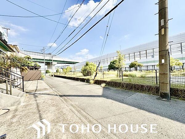 お住まい探しの中で是非チェックして頂きたいのが、前面道路の交通量と安全性、周辺の幹線道路の状況、抜け道等の状況です。毎日通る場所だからこそ、ご納得頂ける環境であってほしいと思います。