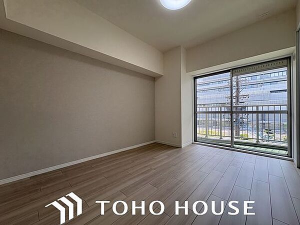 大きな窓からたっぷりと陽光が注がれる明るい空間。一日の疲れを癒してくれる洋室。時を忘れて過ごす空間。
