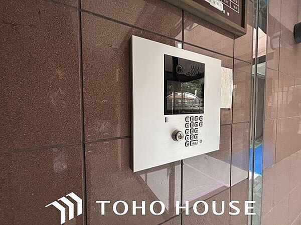 オートロックなど防犯面に配慮した住まいです。