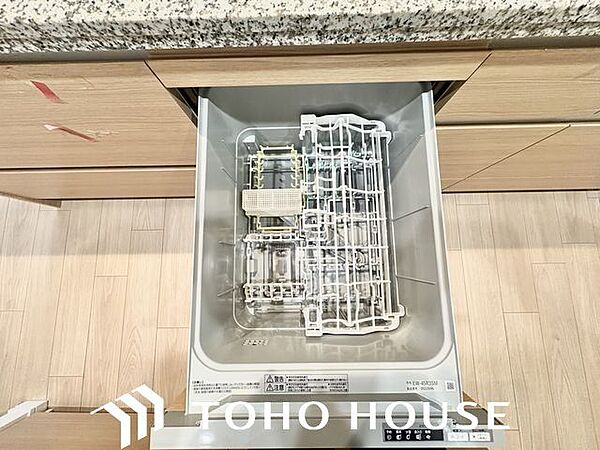 ビルトイン食洗機は作業台が広く使え、見た目もスッキリ。節水や節電も充実して家事の手助けをしてくれます。