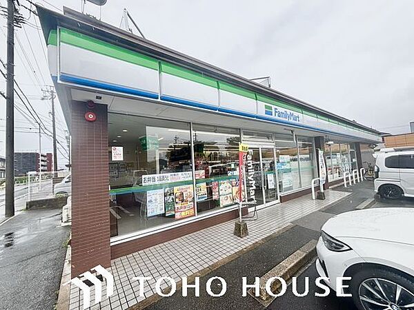 ファミリーマート港明正一丁目店 47m