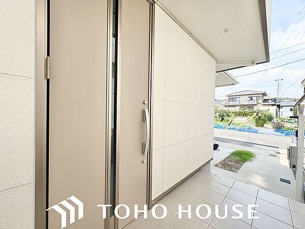 毎日出入りに使う玄関は外出する時は爽やかに、帰宅するときはホッとする落ち着いた空間へ。