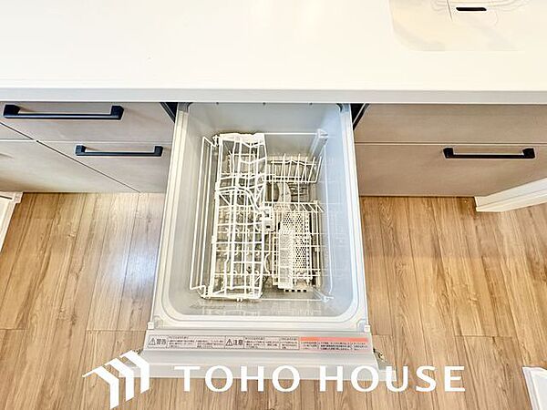 ビルトイン食洗機は作業台が広く使え、見た目もスッキリ。節水や節電も充実して家事の手助けをしてくれます。