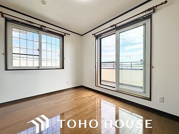大きな窓からたっぷりと陽光が注がれる明るい空間。一日の疲れを癒してくれる洋室。時を忘れて過ごす空間。