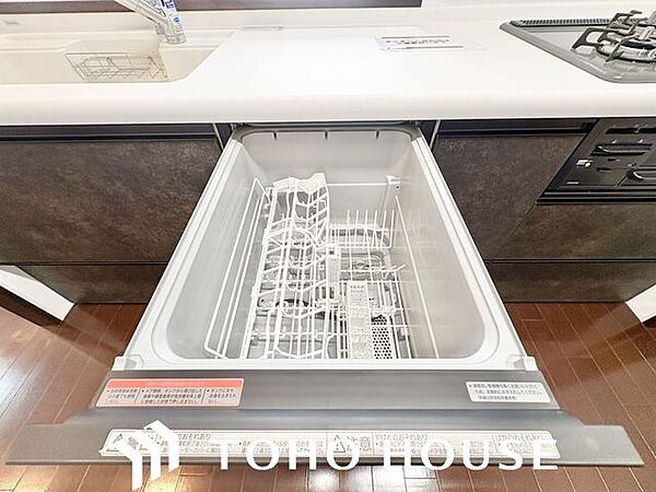 ビルトイン食洗機は作業台が広く使え、見た目もスッキリ。節水や節電も充実して家事の手助けをしてくれます。